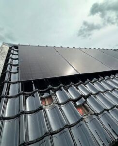 JY Installatietechniek - Zonnepanelen op puntdak
